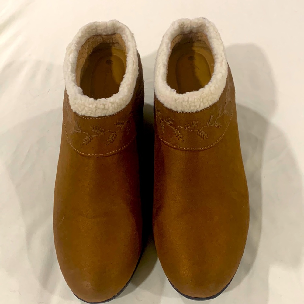 GLORIA VANDERBILT (10) Suede Wedge Shoe